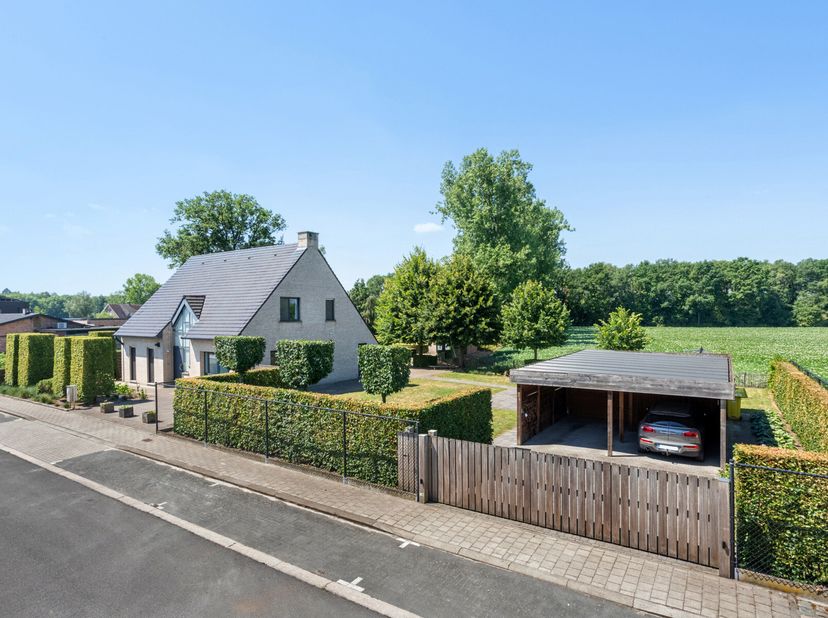 Zeer nette gezinswoning met 4 slaapkamers in een rustige doodlopende straat op een perceel van 1312m², bestaande uit 2 bouwgrondenINDELINGGelijkvloers