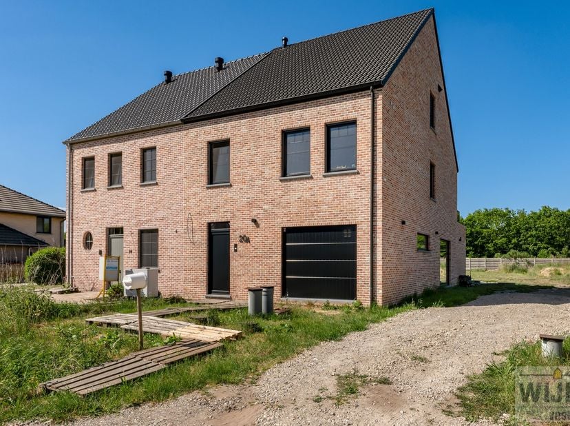 Laat u overweldigen door deze parel van een woning met een toplocatie.  Rustig en landelijk gelegen, maar eveneens centraal met de Liersesteenweg kort