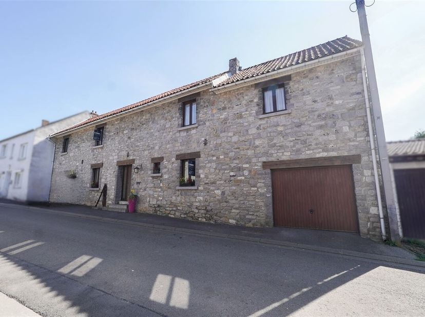 Nichée au coeur du village de Ermeton-Sur-Biert (commune Mettet) bénéficiant d&#039;un environnement paisible et verdoyant, cette ancienne fermette en pier