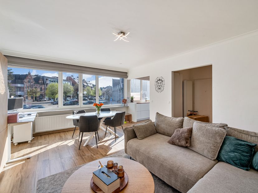 Cet appartement entièrement rénové, situé au premier étage, allie confort contemporain et emplacement central et offre tout ce dont vous avez besoin p