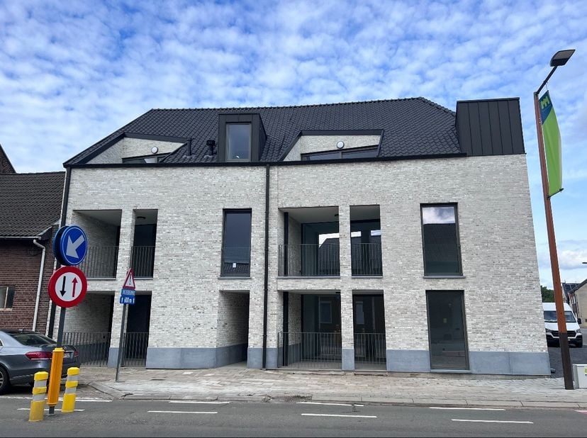 Energiezuinig nieuwbouw appartement,tweede verdieping.2 slaapkamers,vloerverwarming.Beschikbaar vanaf Juni 2025.Prijs 1150,- per maand inc.algemene ko