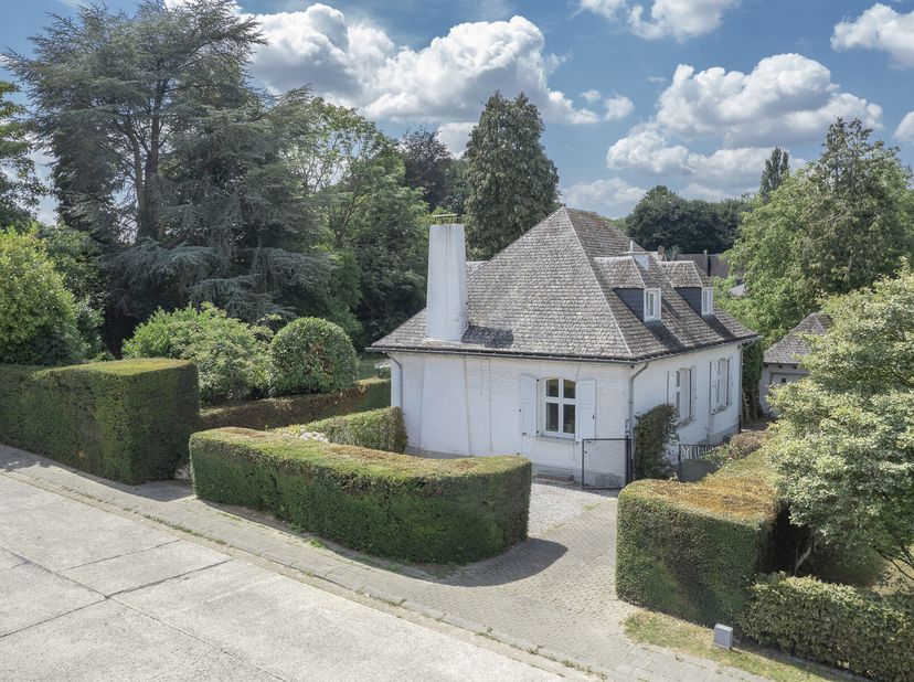 Statige villa met potentieel op rustige locatie in Schepdaal.&lt;br /&gt;
Residentieel gelegen in de nabijheid van invalswegen.&lt;br /&gt;
Op een perceel van 10