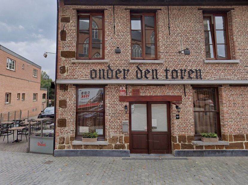 Onder Den Toren, het bekende eetcafé in Mol zoekt een nieuwe uitbater.   Deze volledig ingerichte zaak is over te nemen.  Het volledige interieur also