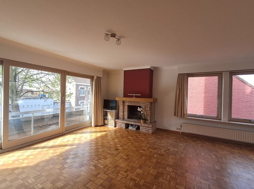 Nabij de kerk van Sijsele vinden we dit ruim appartement met goede verbinding naar Brugge, Maldegem en de Kust.&lt;br /&gt;
Ze is als volgt ingedeeld: inkom