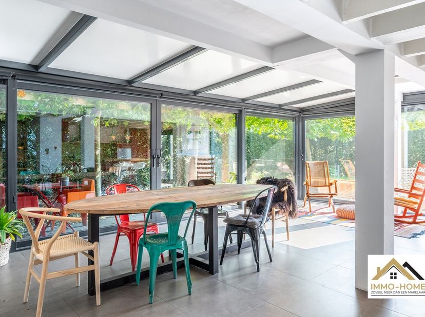 Deze charmante woning zit verborgen achter een tijdloze voorgevel, die helemaal niet verraadt van wat erachter te vinden is. Via de leuke inkomhal met