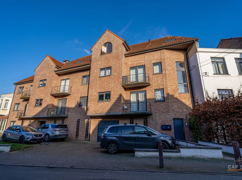 UCCLE - CAP SUD vous propose un splendide appartement, 1 chambre, rénové en 2025.&lt;br /&gt;
Luminueux et proche des transports en commun, ce penthouse sit
