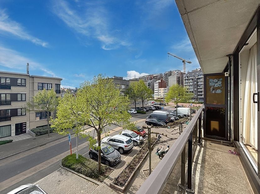 Op de tweede verdieping van de residentie &quot;Paola&quot; vindt u dit ruime en lichtrijke appartement, op minder dan 200 meter van de zeedijk. &lt;br /&gt;
Het appa