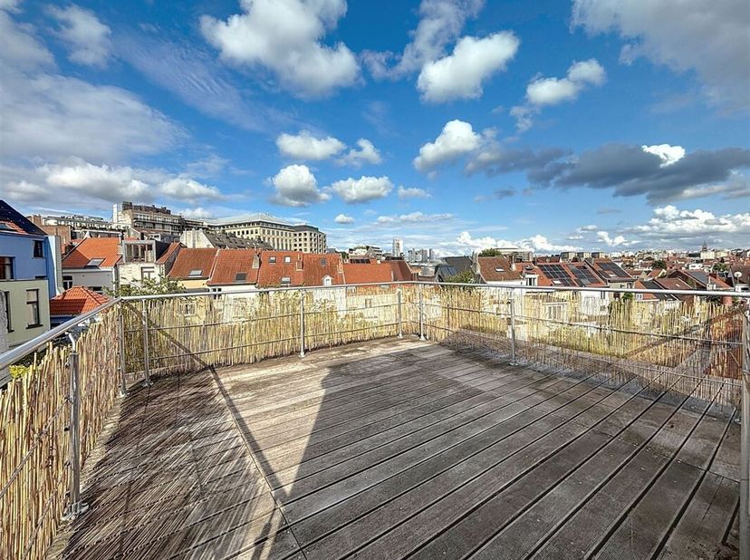 Contigo.Immo vous propose ce fabuleux duplex de +/- 127 m² situé au 2è et dernier étage d&#039;un petit immeuble bruxellois, idéalement situé aux alentours