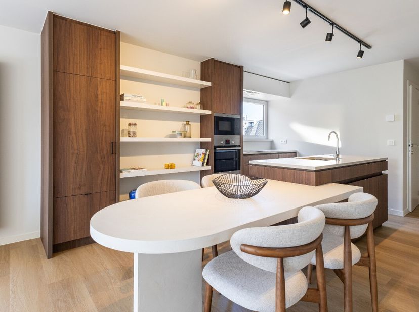 Koksijde : Découvrez cet appartement (2025) parfaitement rénové d&#039;une surface habitable de 95 m² dans une résidence bien entretenue à proximité de la