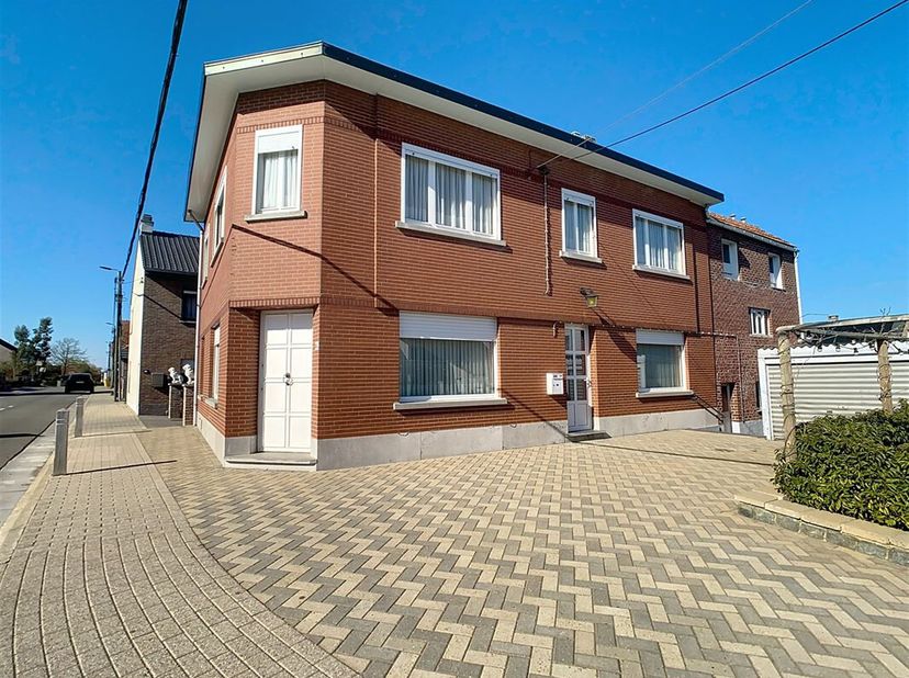 Te renoveren halfopen bebouwing met bijgebouwen, tuin en garage te Linter, Oplinterstraat 44. Totaal perceel oppervlakte 9a 71ca, gebouwd in 1954.&lt;br