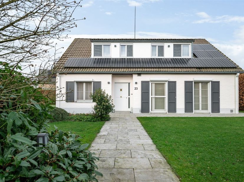 De woning, die mogelijk te gebruiken is als laagbouw, is gelegen in een zeer rustige, kindvriendelijke woonbuurt te Olen met alle faciliteiten in de n