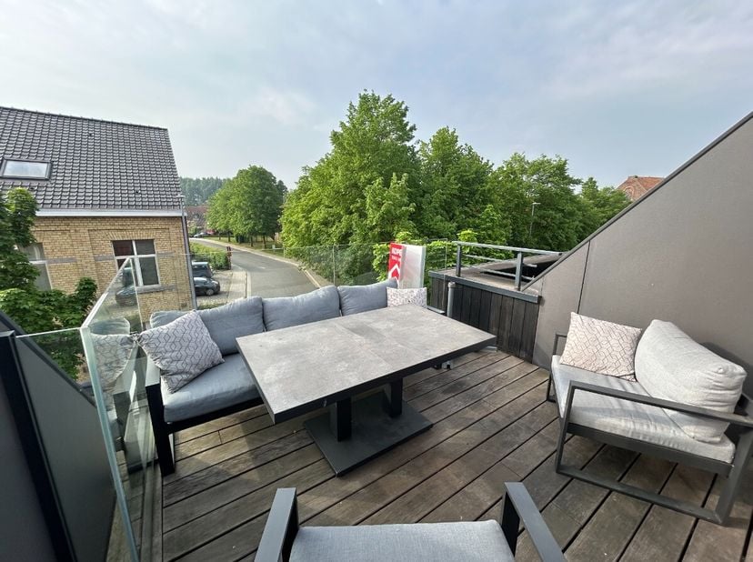 Appartement prêt à emménager au cur de Geluwe !Situé au 2e étage avec ascenseur, toujours très bien entretenu.Disposition:Il offre un séjour lumineux