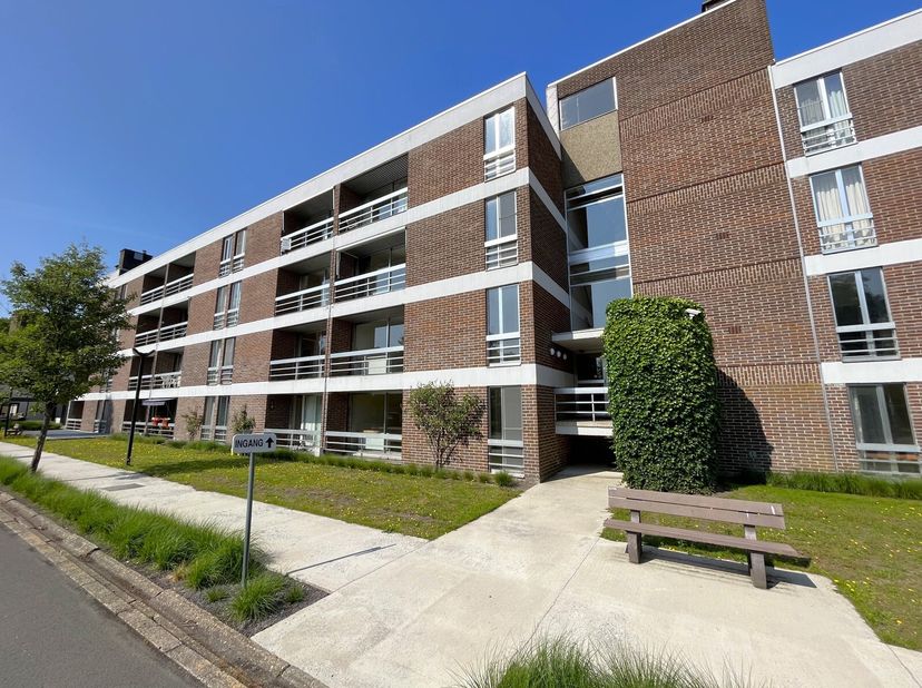 Deze serviceflat bevindt zich op de tweede verdieping van Residentie Berkenhof. De flat heeft vanop het oostgericht terras een open zicht. Er is een v