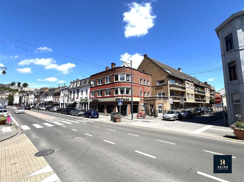 Dit mooie appartement is ideaal gelegen in het centrum van Jambes, in de winkelstraat en dicht bij alle voorzieningen. Het meet ongeveer 80 m². Het li
