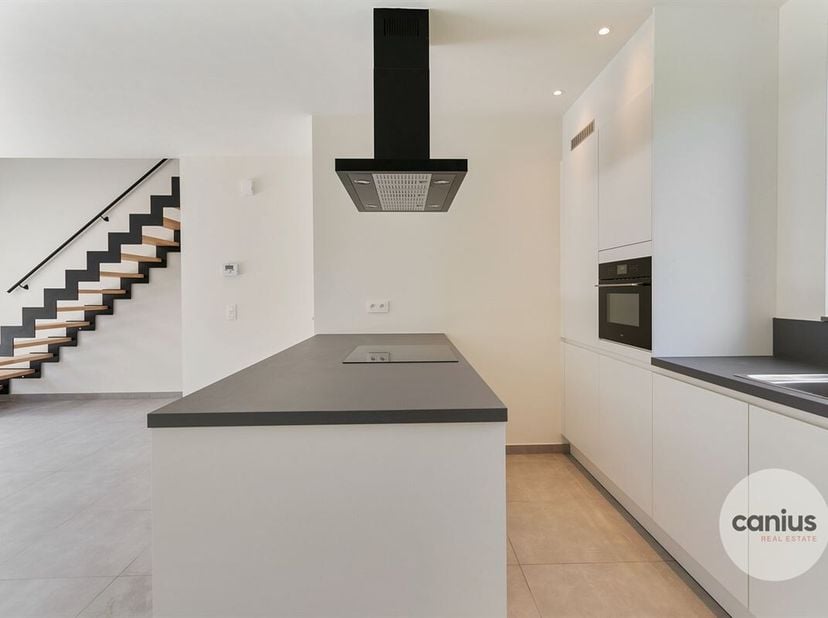 MAISON À HAUTE EFFICACITÉ ÉNERGÉTIQUE AVEC 3/4 SLKS + JARDIN &amp; PARKING&lt;br /&gt;
Dans la rue Eendrachtstraat à WErvik, nous trouvons cet immeuble mitoyen