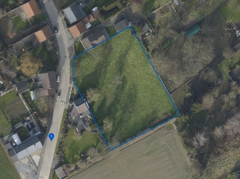 Dit ruim perceel bouwgrond heeft de mogelijkheid om te worden verkaveld tot twee ruime percelen. Nutsvoorzieningen werden reeds voorzien. Het perceel