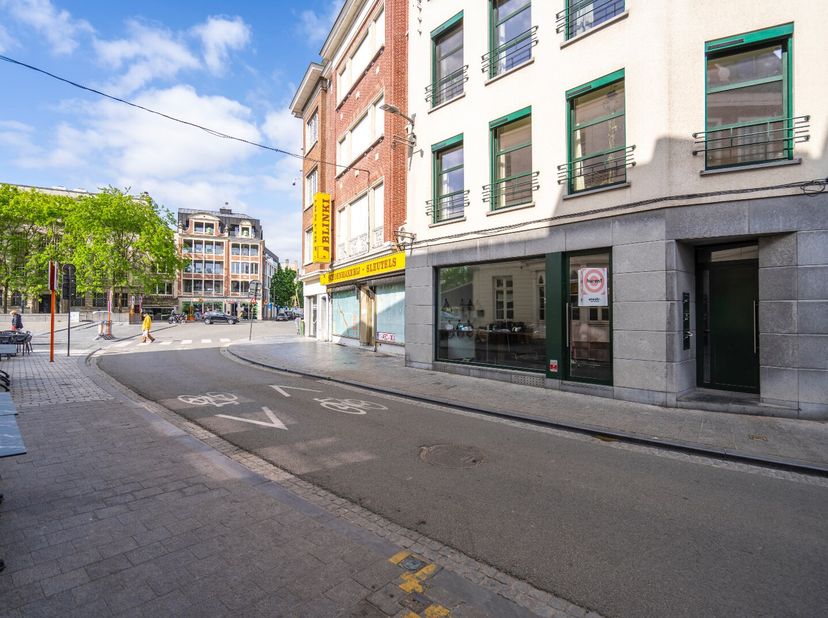 Handelspand in de Onze-Lieve-Vrouwestraat te Kortrijk, vlak bij de Grote Markt - het bruisende hart van het stadscentrum.&lt;br /&gt;
Het gelijkvloers biedt