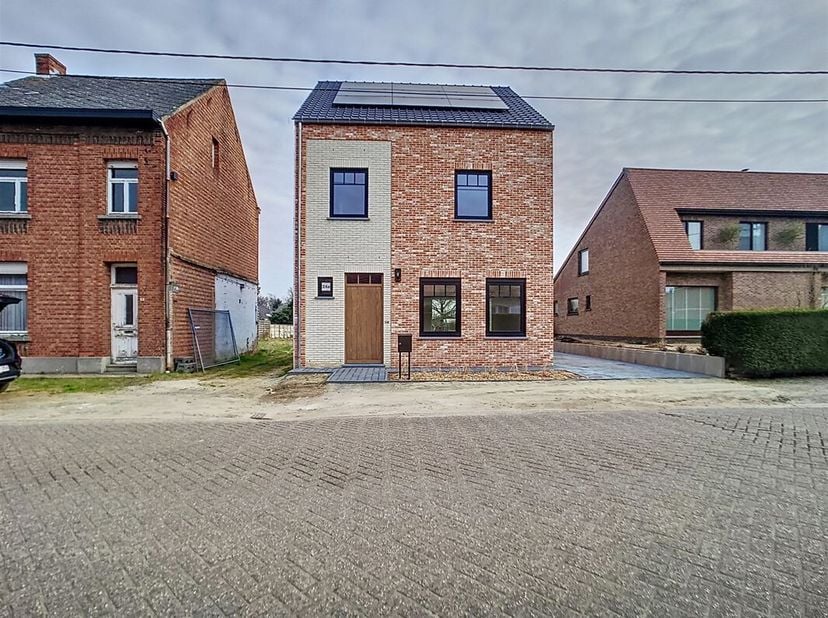 Deze prachtige nieuwbouwwoning bevindt zich vlak bij het bruisende centrum van Heist-op-den-Berg. Alle voorzieningen zoals winkels, scholen, openbaar