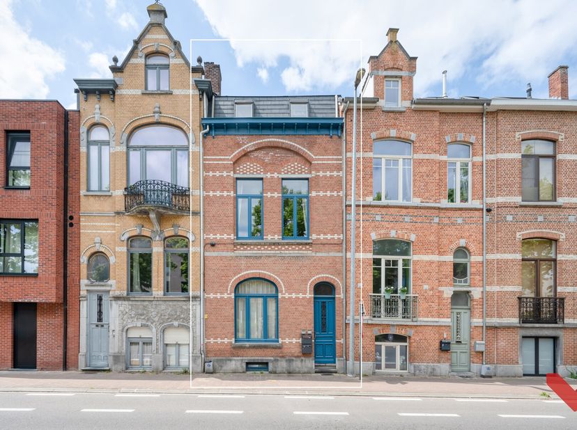 Dit prachtige herenhuis in Aarschot biedt een unieke combinatie van veelzijdigheid en stijlvol wonen. Met een multifunctionele, lichtrijke ruimte op h