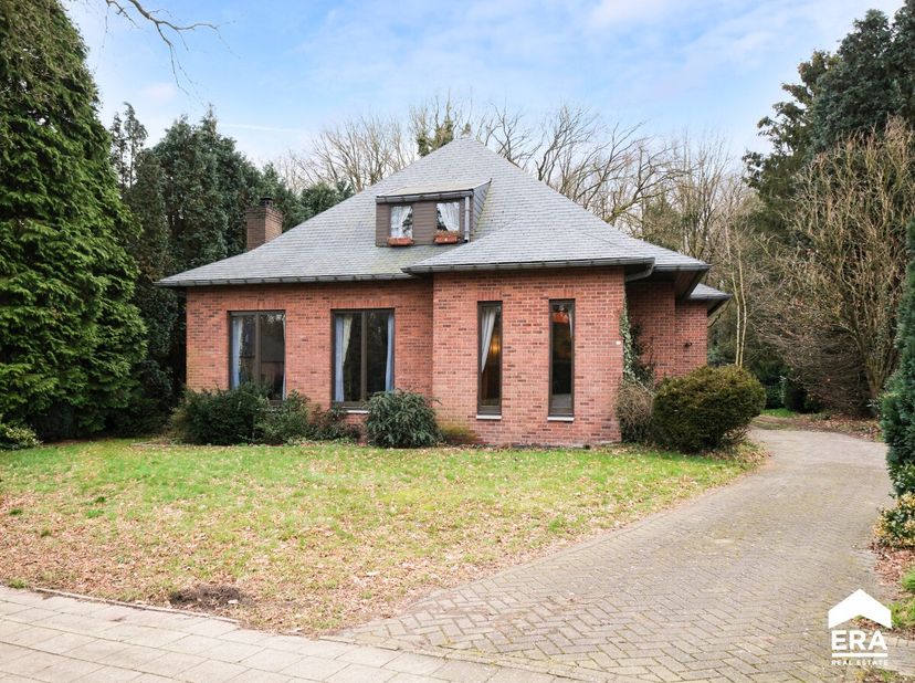 Deze karaktervolle, te renoveren villa met 4 slaapkamers en een bewoonbare oppervlakte van 269m² is rustig gelegen op een mooi zuidwestelijk gericht p
