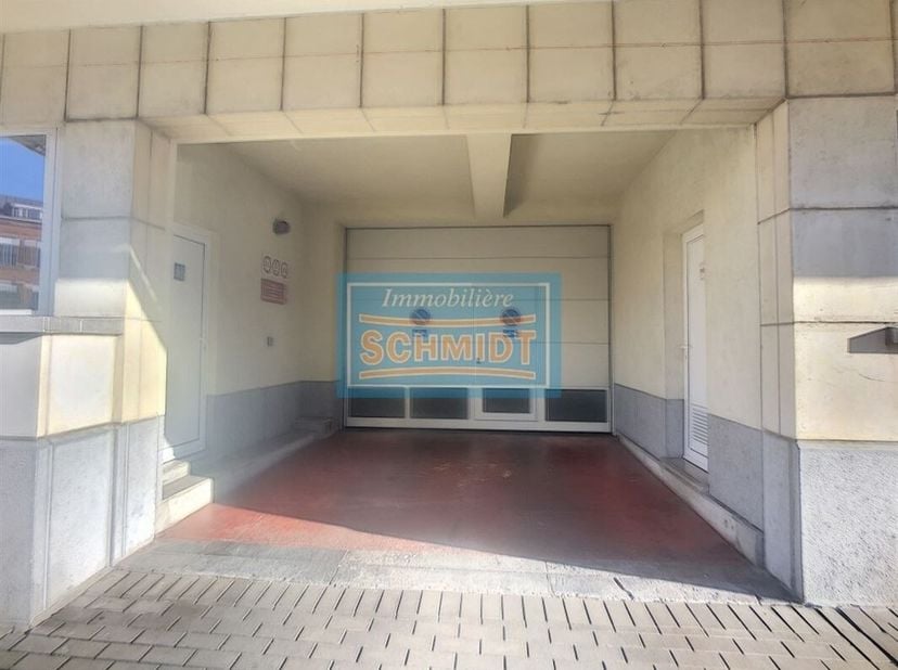 IMMOSCHMIDT (Réf. ) - ETTERBEEK (Pl St Pierre) - LIBRE IMMEDIATEMENT : Grand emplacement de garage très bien situé avec télécommande pour l&#039;ouverture