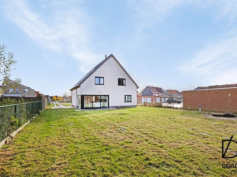 Ervaar een gevoel van ‘instant happiness’ in deze recent gebouwde eigendom die met heel wat liefde werd onderhouden! Met veel smaak en stijl werden kw