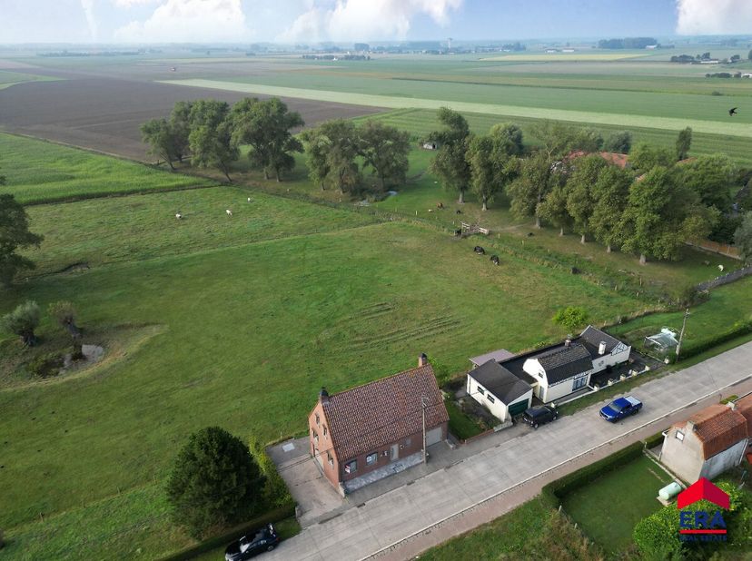 Deze ruime woning biedt tal van voorzieningen. Gelegen op een zuidgericht perceel van 220m², geniet de woning van veel natuurlijk licht.Met een bewoon