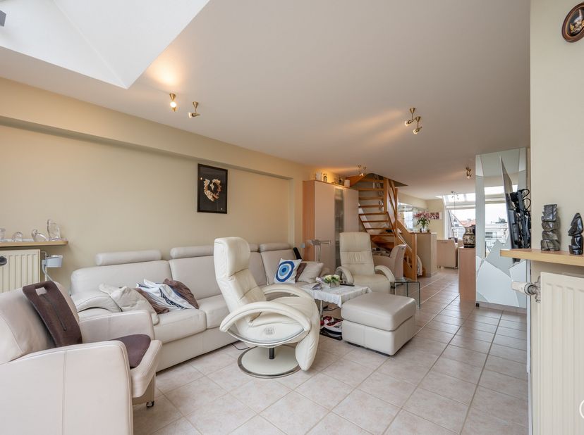 Appartement duplex prêt à emménager avec 2 chambres et de grandes terrasses situé sur l&#039;avenue Lippens.&lt;br /&gt;
Composé de :&lt;br /&gt;
hall d&#039;entrée, toilet