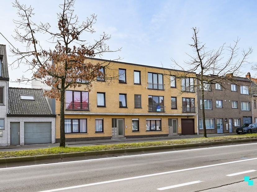 Instapklaar tweeslaapkamerappartement met garage gelegen nabij het centrum van Roeselare, talloze winkels en het op -en afrittencomplex E403 (Roeselar