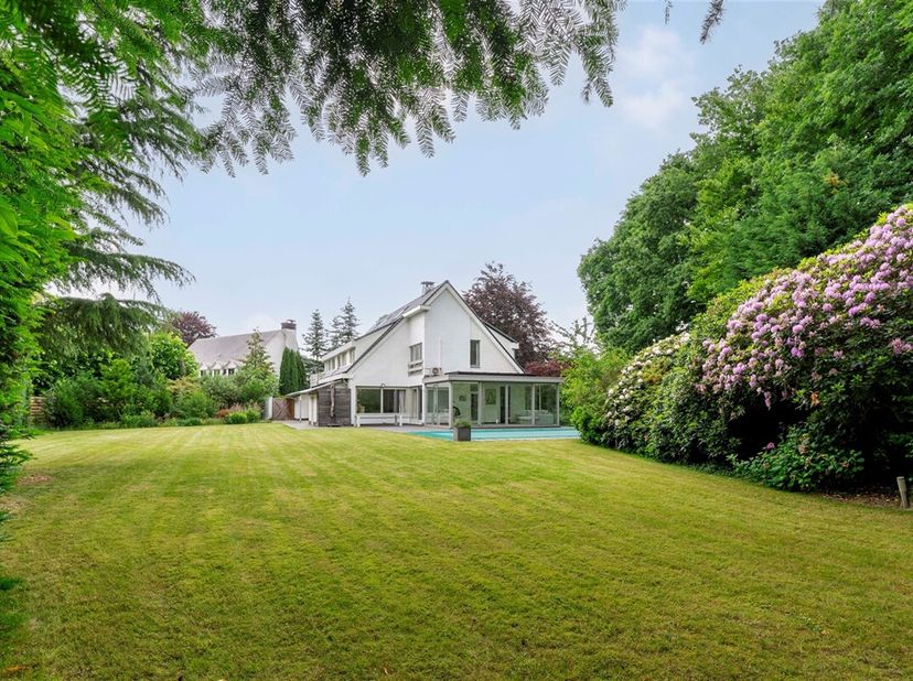 WILRIJK - Oosterveld: Ruime villa (ca 352m²) met 4 slaapkamers, 3 badkamers, zwembad en zuidgerichte tuin. EPC-label C.&lt;br /&gt;
Deze ruime villa met zwe