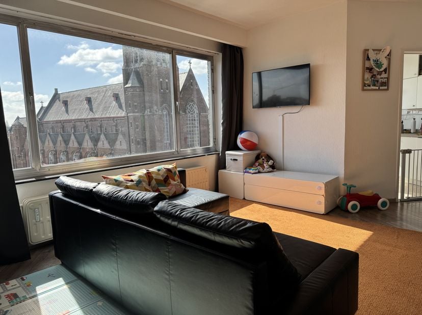 **NO Immo/Agents **&lt;br /&gt;
&lt;br /&gt;
Through the entrance hall, with built-in wardrobe, you enter the south-facing and bright living room. Adjacent: the k
