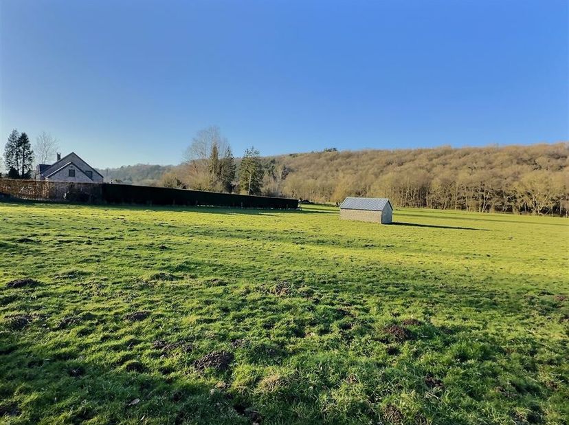 Terrain constructible situé à Nismes &lt;br /&gt;
- Superficie de +/- 10 ares&lt;br /&gt;
- Vue dégagée&lt;br /&gt;
- Belle implantation&lt;br /&gt;
- Impétrants à rue.&lt;br /&gt;
