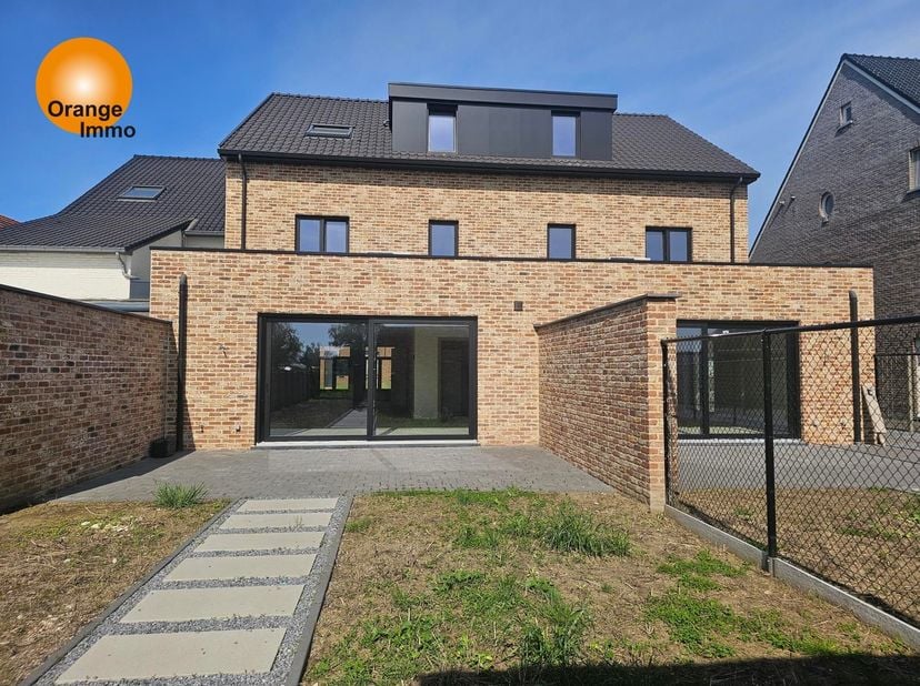 Via de inkomhal krijgt men toegang tot de leefruimte met open keuken.  Vanuit deze leefruimte heeft u via grote schuiframen toegang tot een zonnige tu