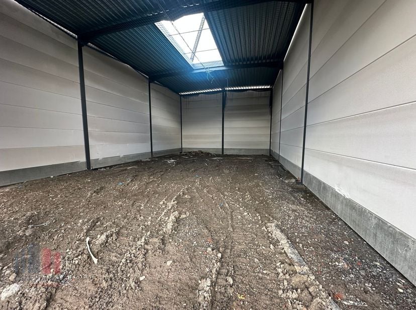 Nieuwbouw KMO-unit met een oppervlakte van 180 m² te koop vlak bij de Meensesteenweg met een onmiddellijke verbinding naar de A19 op- en afrit Menen (