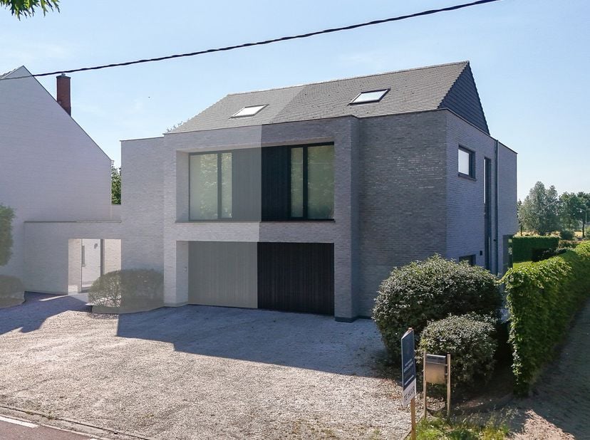In de Oostveldstraat, een vlot bereikbare en aangename woonstraat in Eeklo, vinden we deze ruime en instapklare halfopen bebouwing, perfect voor gezin