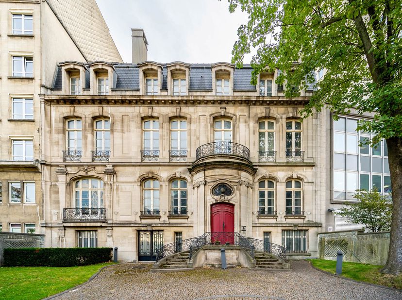 Derrière son élégante façade de 22 m, celui-ci offre une superficie de ± 2065m² organisés sur 4 étages ainsi que ± 1190m² repartis sur 2 sous-sols et