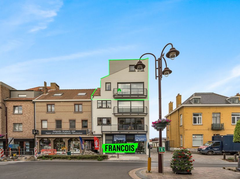 Dit lichtrijke duplexappartement bevindt zich pal in het centrum van De Haan. Dankzij deze uitzonderlijke ligging bent u overal dichtbij: op wandelafs