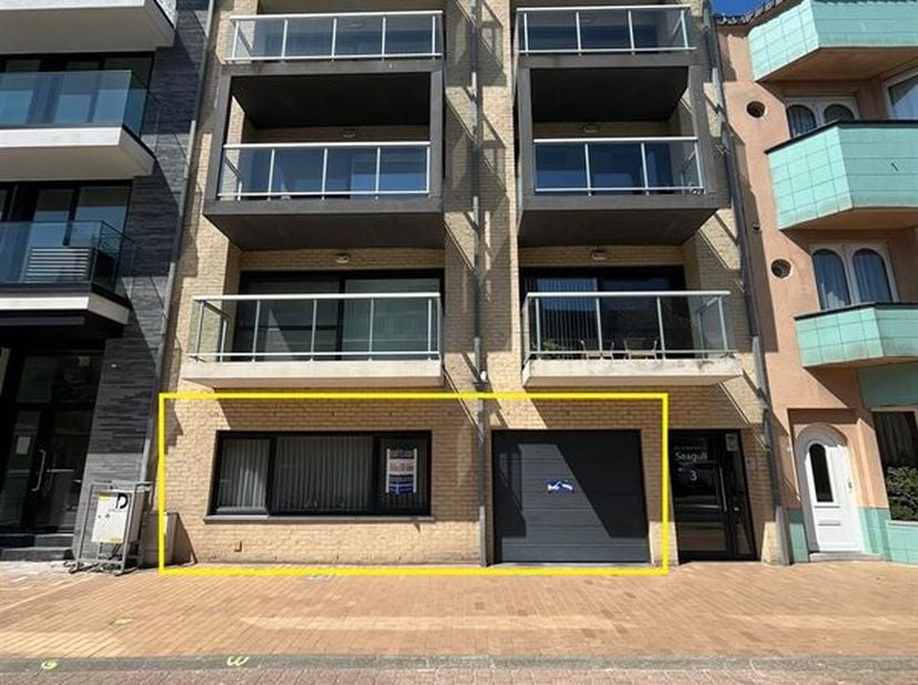 Dit ruime appartement van 89 m² in de Cyriel De Groottelaan 3 te Middelkerke biedt een lichtrijke leefomgeving dankzij de zuidelijke oriëntatie en gro