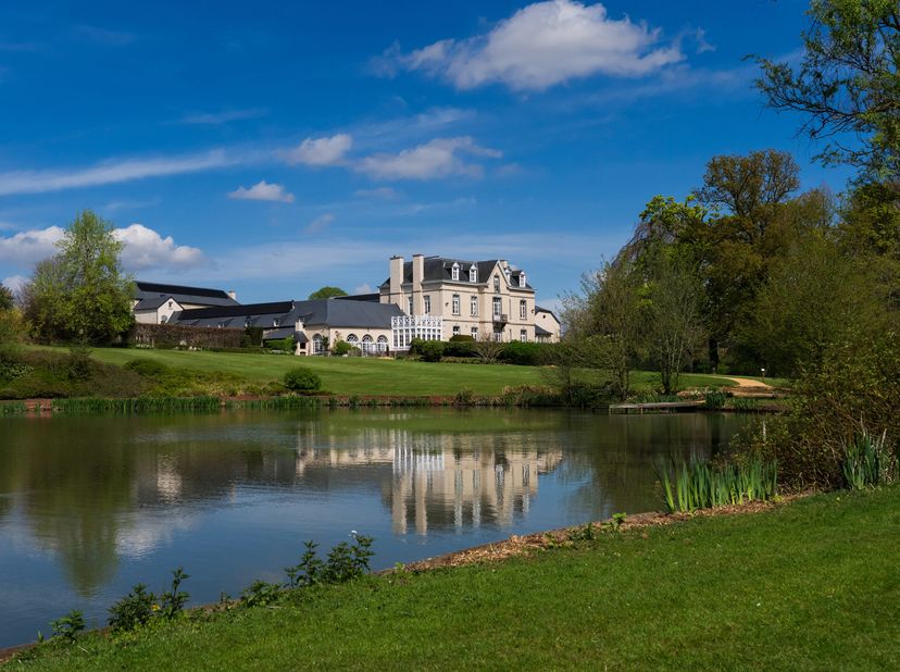 EGHEZEE, au cur du charmant village de Liernu, splendide PROPRIETE qui sétend sur plus de 17 hectares. Ancienne ferme en carré rénovée avec le plus gr