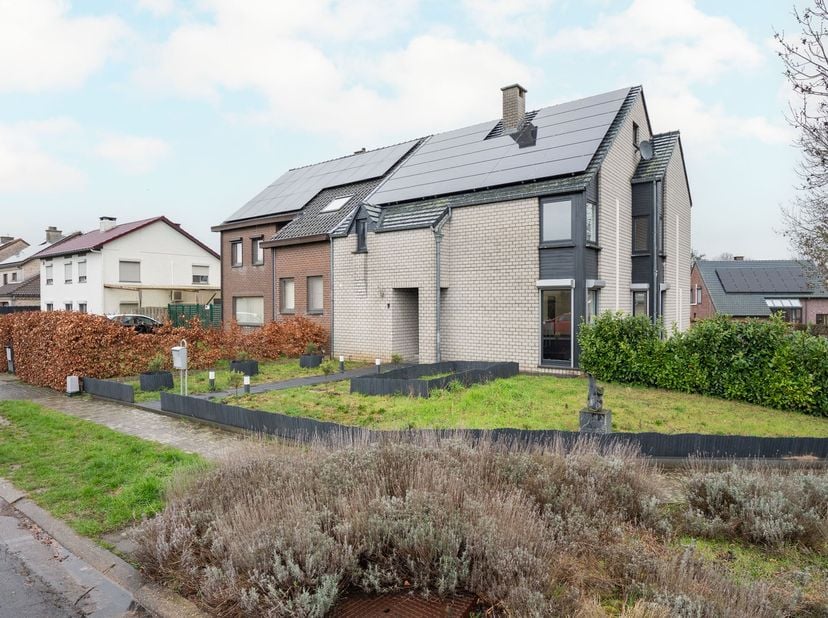 Energiezuinige woning (label B) met woonopp. 168 m² en perceel 487 m². Deze woning van 1990 beschikt reeds over 36 zonnepanelen, meerdere airco&#039;s en e