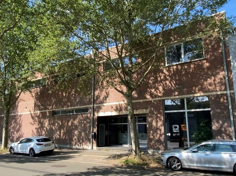 918m² kantoorruimte met ruim zonneterras op 1e verdieping van industrieel loftgebouw&lt;br /&gt;
Ligging: aan de rand van Gent, vlot bereikbaar met het open
