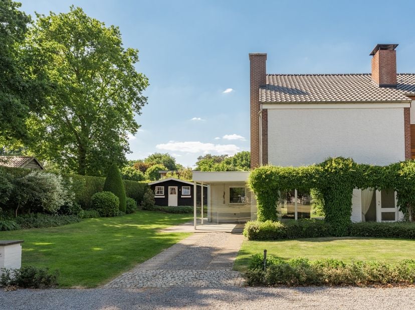 NIEUW TE KOOP in ACHEL: Verrassend ruime,  lichtrijke, 3-4-slaapkamerwoning (2 onder 1 kap / half open) met vernieuwd sarkingdak en dakisolatie, ruime