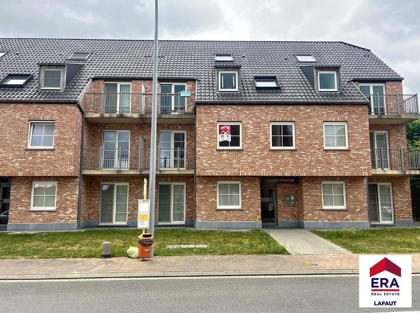 Dit aangename appartement bevindt zich op een centrale locatie in Oostrozebeke, op wandelafstand van winkels, scholen en openbaar vervoer. Bij binnenk