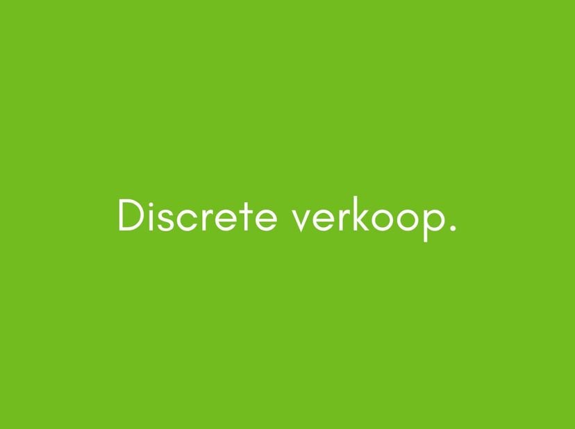 Deze prachtige eigendom bestaat uit een winkelruimte met achterliggend atelier. De handelszaak is bereikbaar via een centrumstraat, het achterliggend