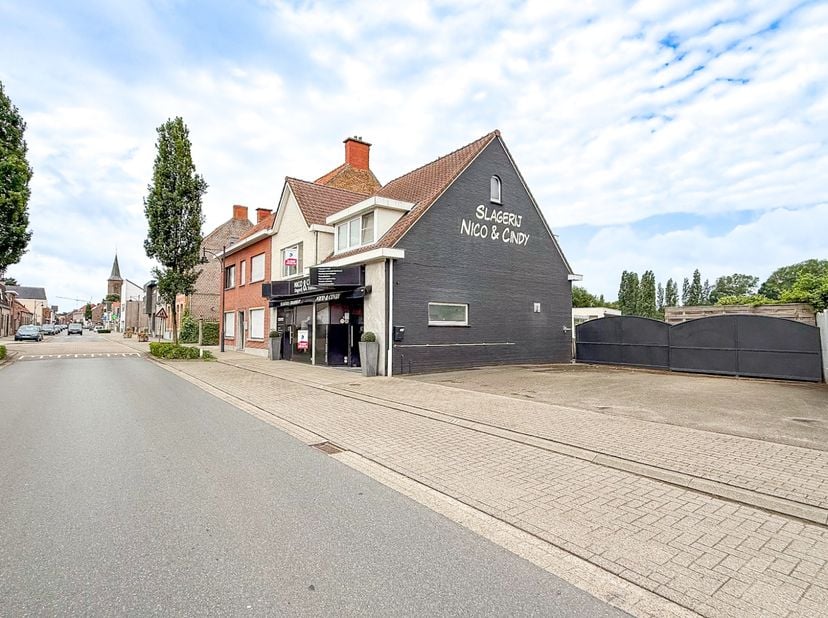 Ruim polyvalent handelspand bestaande uit een WINKELRUIMTE,  WONING en PARKING vooraan.&lt;br /&gt;
&lt;br /&gt;
Door zijn uitstekende ligging geniet je van optim