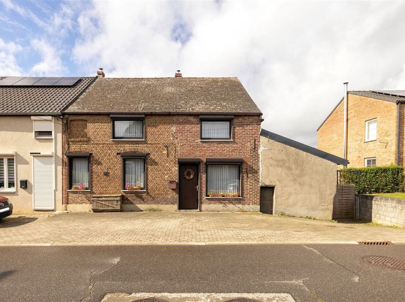 Op te frissen halfopen bebouwing (HOB) op circa 7a15&lt;br /&gt;
Ligging: Deze woning bevindt zich in een rustige, kindvriendelijke buurt met goede verbindi