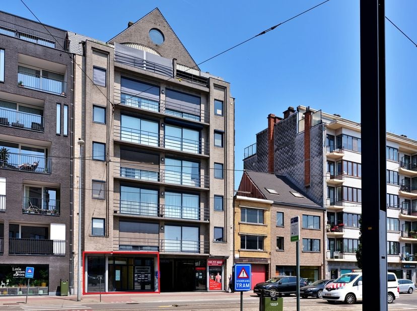 Deze handelsruimte te huur bevindt zich langs de Brusselsesteenweg, nabij de E17 en op een kleine 5 minuten rijden van het centrum van Gent. Het hande