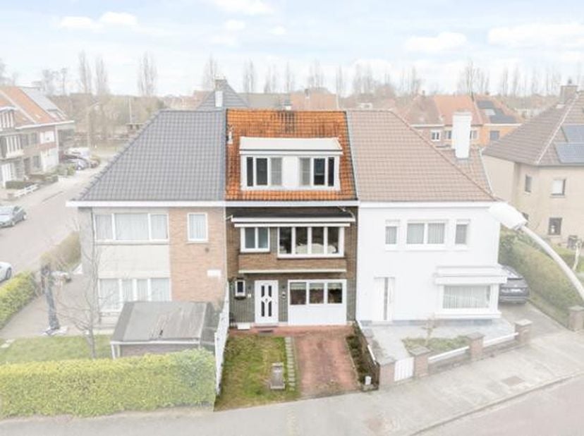 Startprijs euro399.000! Deze instapklare woning biedt een scala aan mogelijkheden: ideaal als kangoeroewoning voor zorgzame gezinnen, een praktijkruim