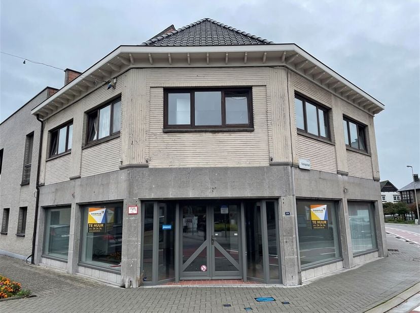 Gunstig gelegen handelsruimte van 91 m² met mogelijkheid als kantoor of winkelruimte.&lt;br /&gt;
* Winkelruimte 67,21 m²&lt;br /&gt;
* Bureau 15 m²&lt;br /&gt;
* Keuke