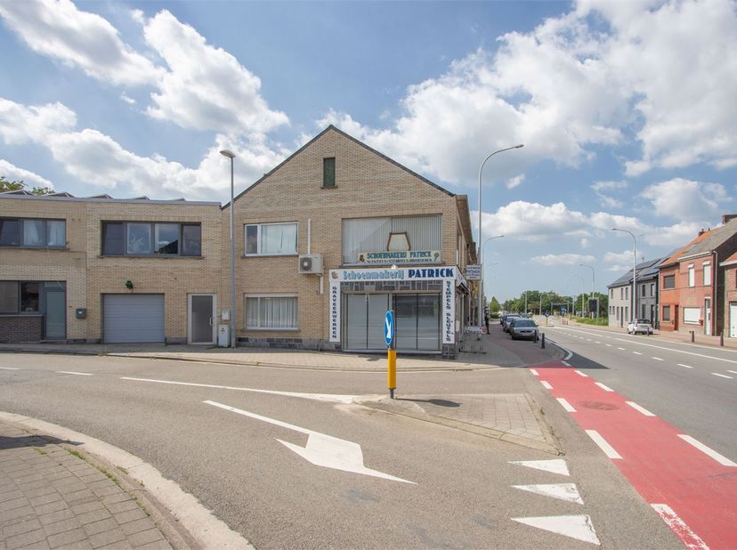 Deze uitstekend gelegen handelswoning is momenteel opgesplitst in 2 delen. De handelsruimte van +/- 100m2 is toegankelijk via de Mechelsesteenweg 204.